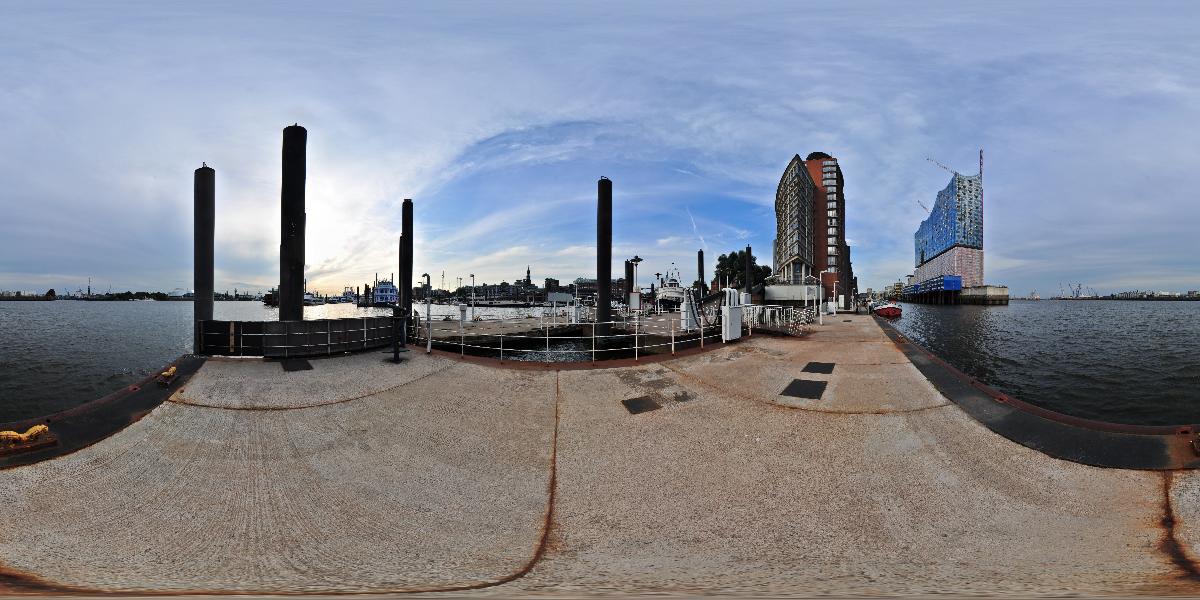 Am Sandtorhöft in Hamburg mit Blick auf die Elbhilharmonie. (Foto: © Werner Pietschmann)