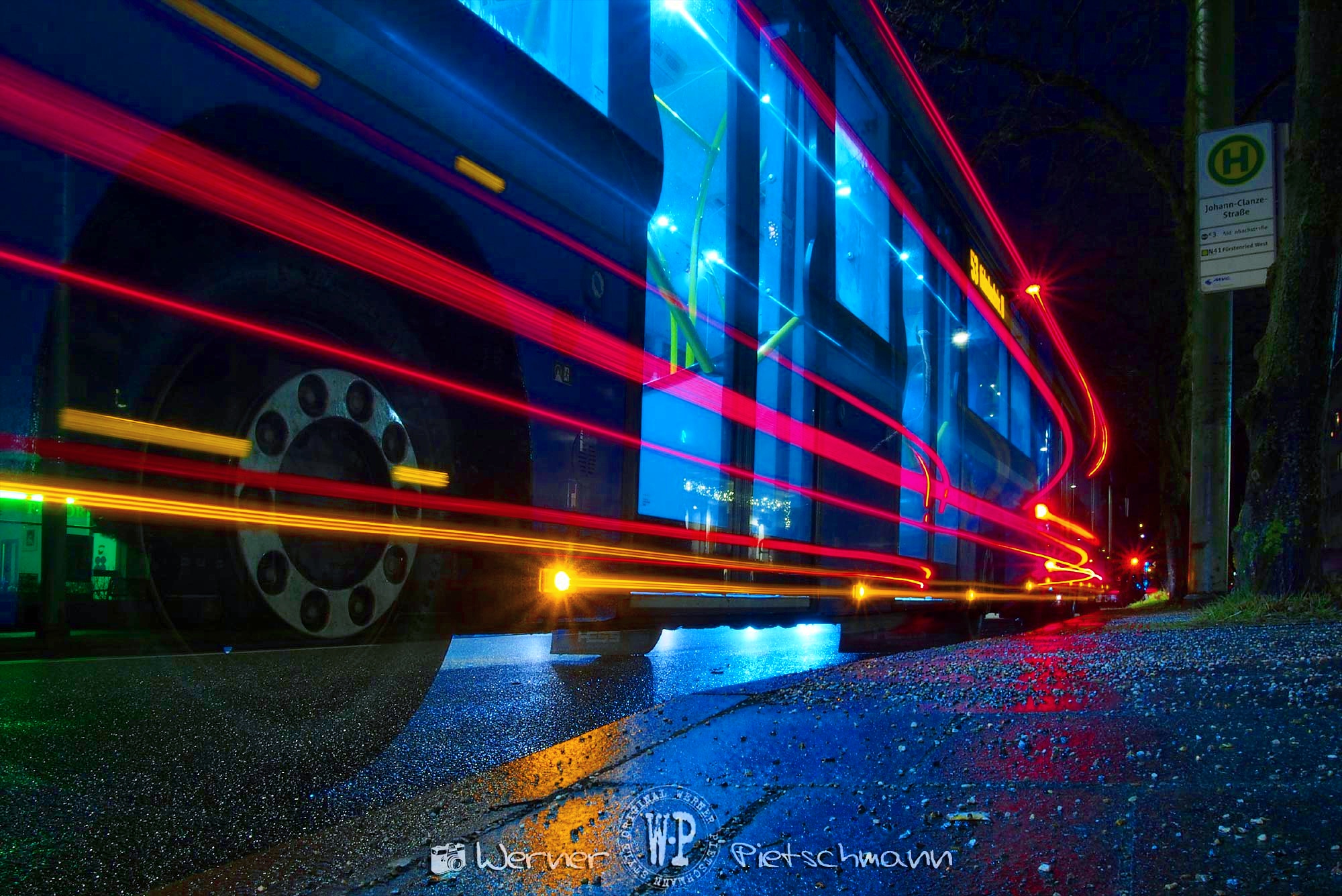 Lichtspuren eines Linienbusses