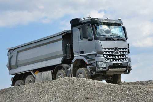 Foto: © Werner Pietschmann Mercedes Antros 4-Achs-Kipper beim Oldtimer-Nutzfahrzeugtreffen 2016 im Kieswerk Ebenhöh