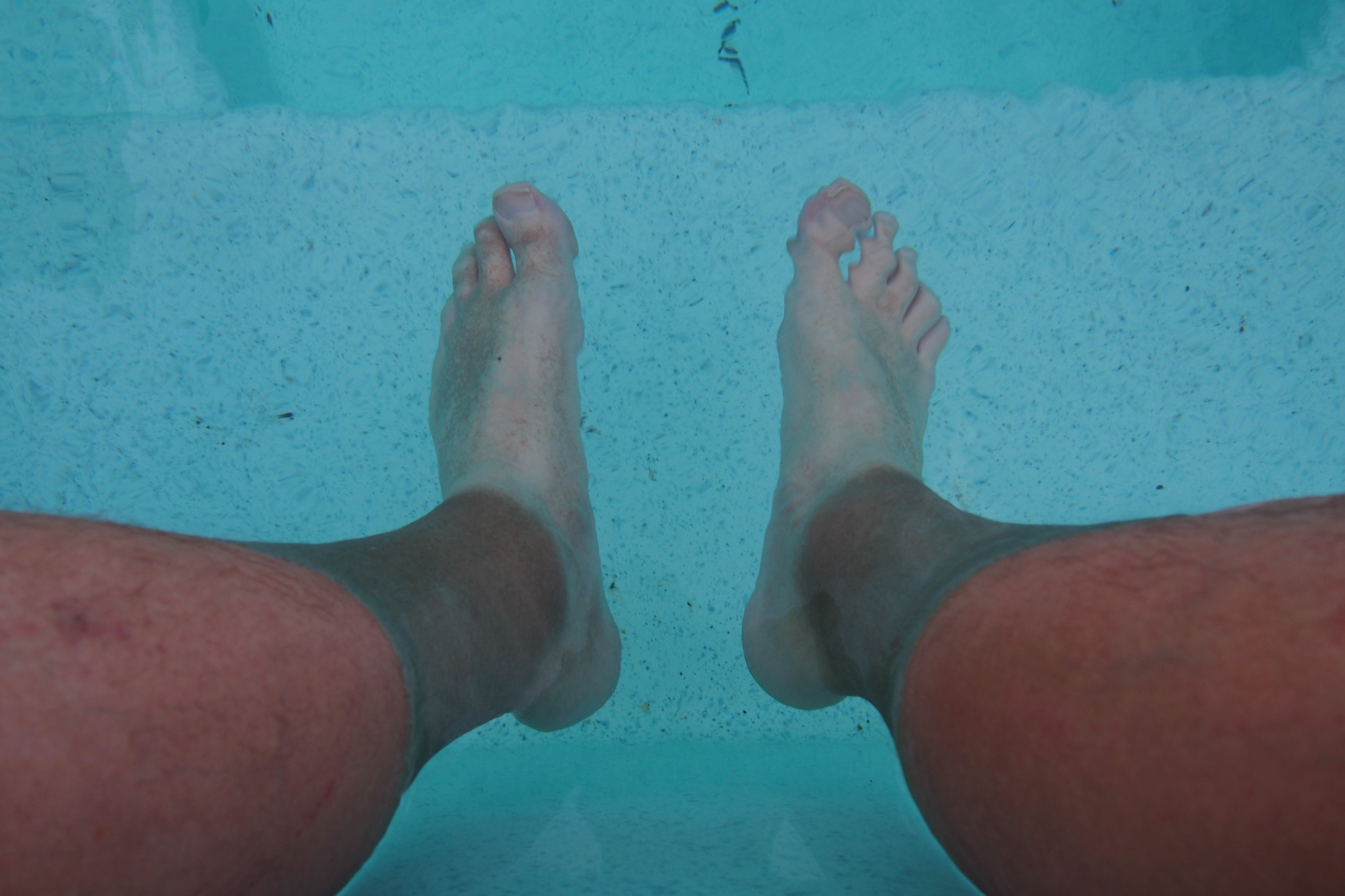 Foto: © Werner Pietschmann Beine im Pool
