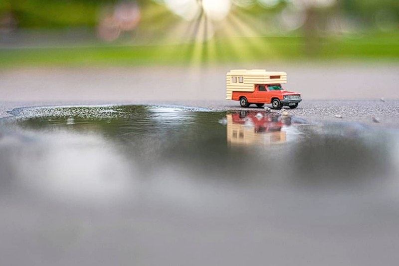 Foto: © Werner Pietschmann Spielzeug-Wohnmobil von Matchbox vor einer Pfütze