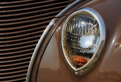 Foto: Werner Pietschmann Scheinwerfer eines 1939 Ford Taunus (G93A), der auch Buckeltaunus genannt wird.