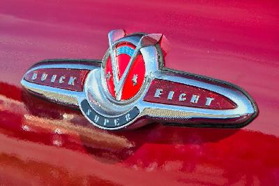 Foto: Werner Pietschmann Emblem des Buick Super Eight