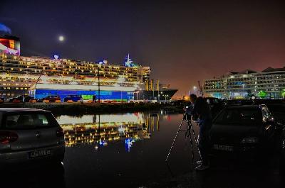 Foto: Werner Pietschmann Die Queen Mary II im Cruise Center Hafencity in Hamburg.