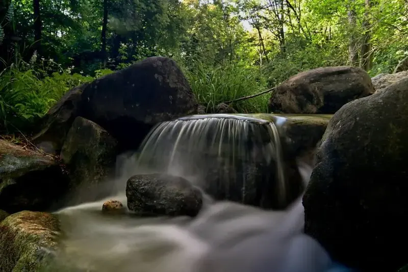 Foto: © Werner Pietschmann Kleiner Wasserfall, aufgenommen mit langer Belichtungszeit
