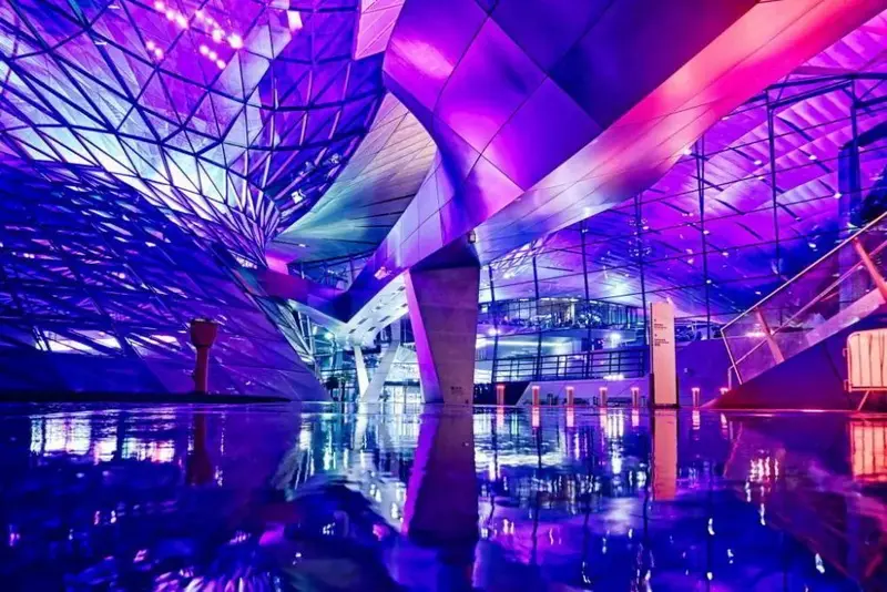 Foto: © Werner Pietschmann Spiegelung an der BMW-Welt in München