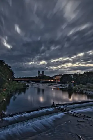 Isar in München mit der Kirche St. Maximilian