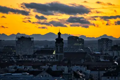 Blick vom Olympiaberg über München-Neuhausen Richtung Alpen