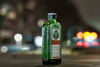 Kleine Jägermeisterflasche mit Bokeh