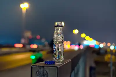 Leere Schnapsflasche auf einem Brückengeländer